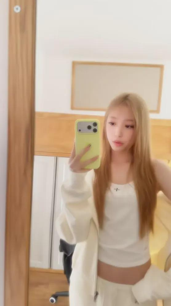 赵薇女儿小四月近照曝光！15岁染发显沧桑，与妈妈反差巨大引争议