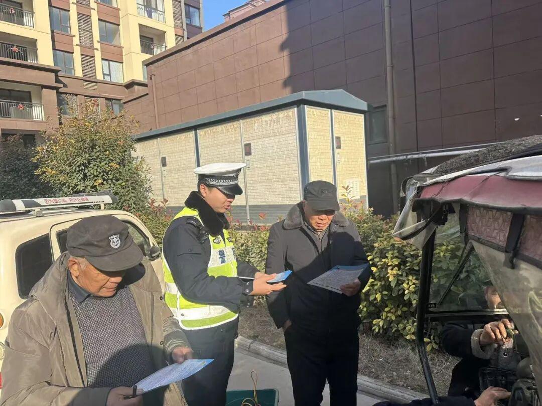 宁陵交警进社区开展冬季交通安全宣传活动