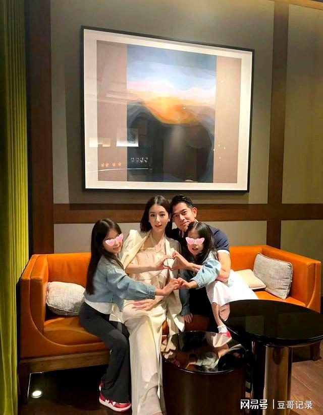 郭富城夫妇带娃看赛马，城城一手牵一个好温馨！大女儿露脸像方媛