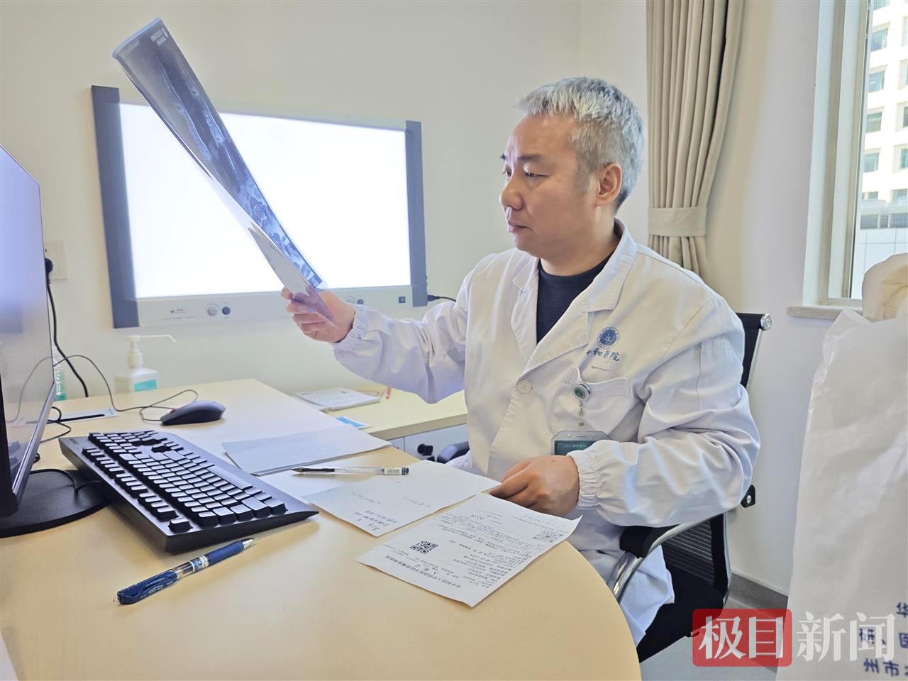 骨科医院院长杨操教授在新门诊坐诊