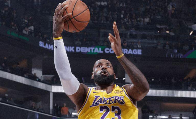 东契奇空砍42+8！老詹22分也尽力，难耐湖人旧将轰48+15，弑旧主