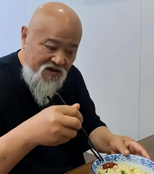 每天2包烟，顿顿8两白酒，70岁李琦跟去世前杨少华状态如出一辙