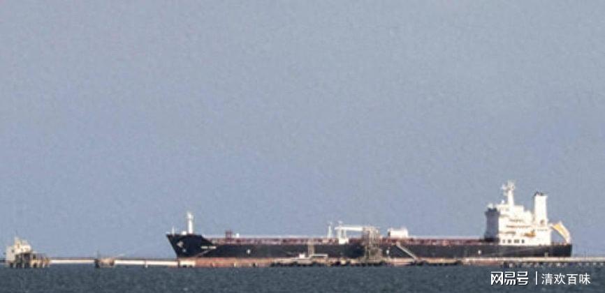 特朗普“抢劫失败”，两艘中国油轮果断掉头，一桶高价石油也没买