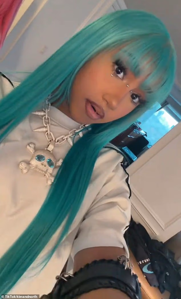 卡戴珊侃爷12岁女儿大骂网友？不爽手指穿孔戴黑假牙被喷，怒怼“关你们屁事”？