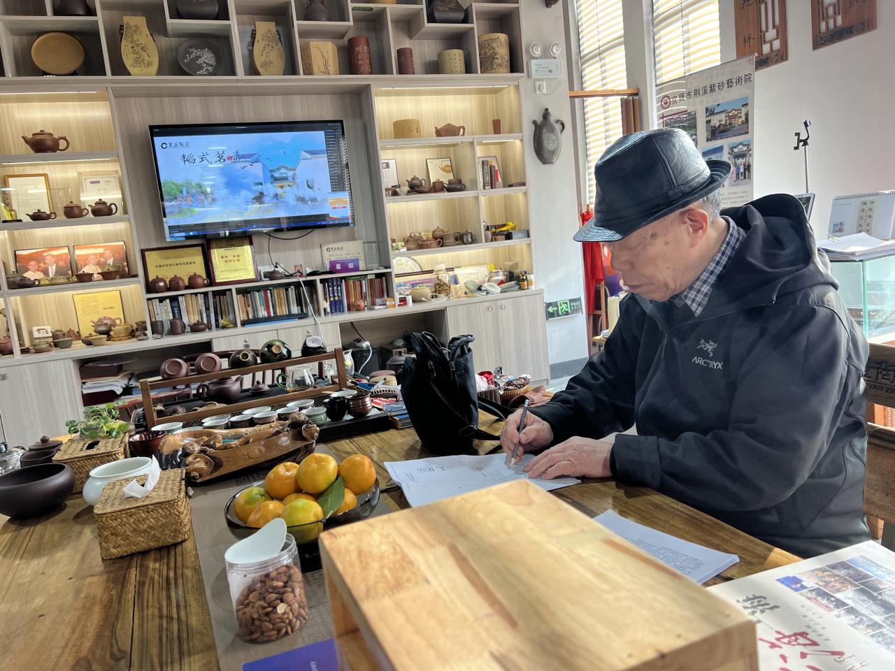 杨明华先生在葛盛陶庄