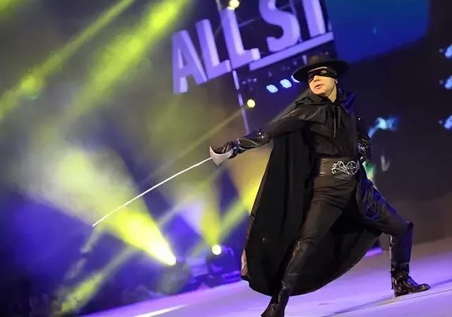 2012年会上，百度CEO李彦宏扮成佐罗出场