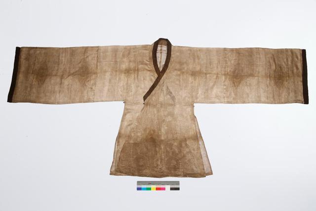 从常州南宋古墓中出土的衣饰。（受访者供图）