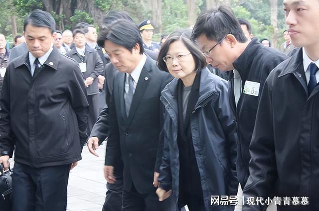 特朗普对台湾问题表态，马上又改口，新加坡媒体：中美俄一模一样