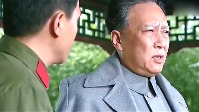 主席从机场返回的路上，偶遇餐馆便临时起意进去吃饭，结果众人都没带钱