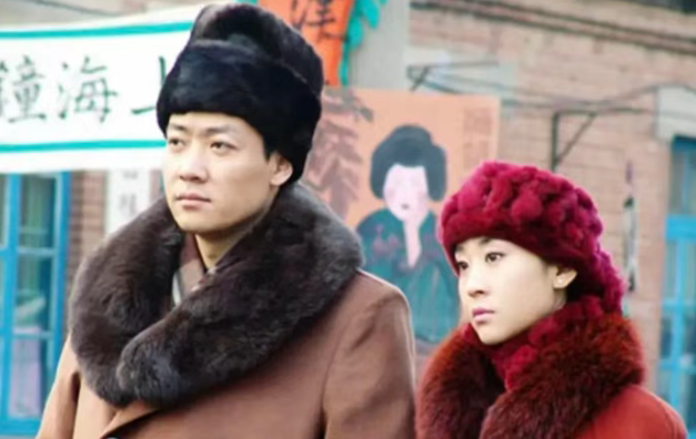 开播一天就爆了！演员阵容雄厚，越看越上瘾，比《悬崖》还精彩