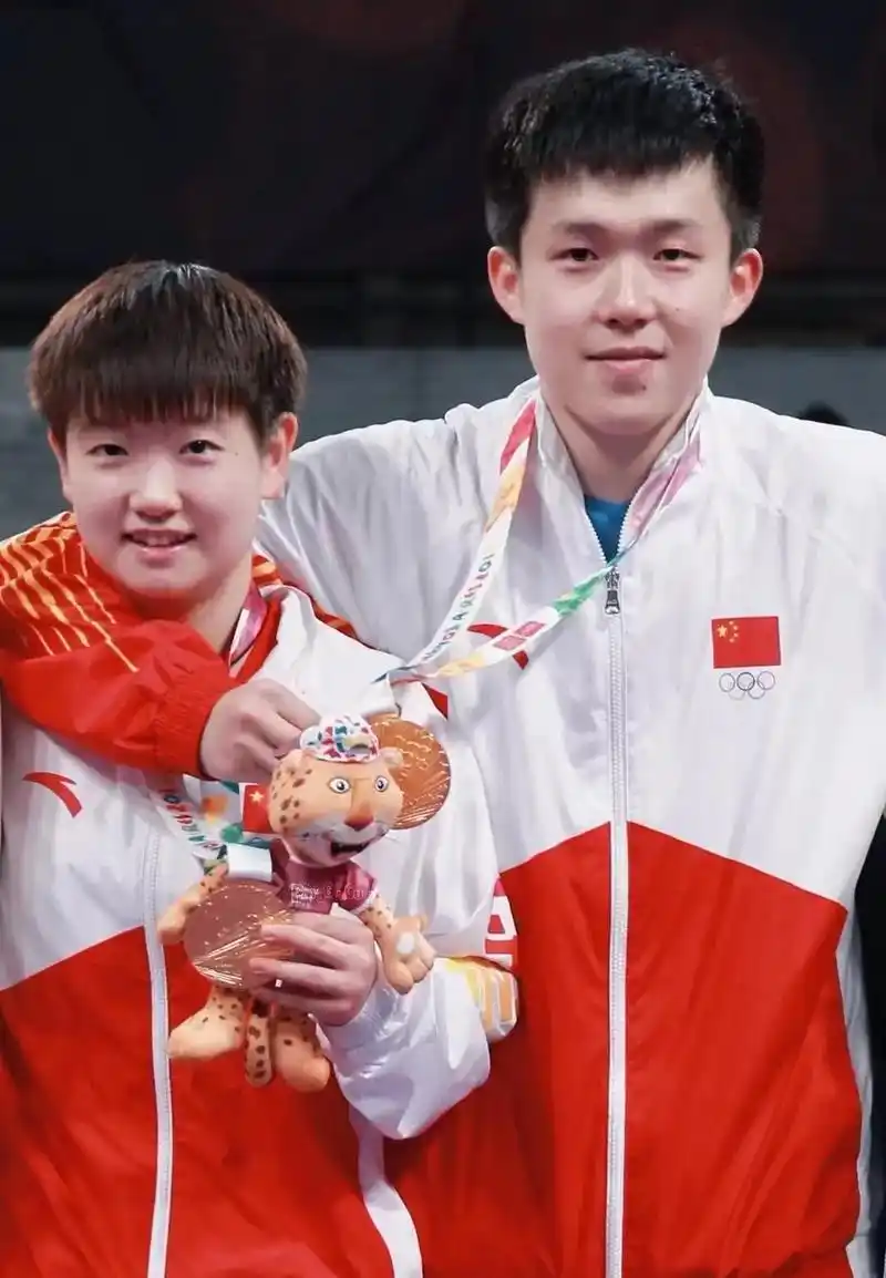 戒指被扒出，孙颖莎好事将近？参加活动，谁注意她的手链