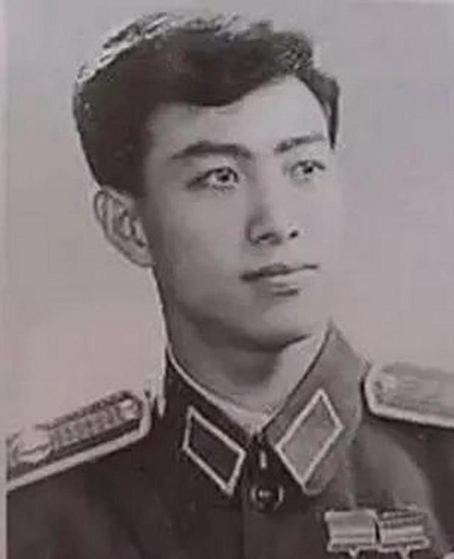 许世友的女儿，初恋对象正是林立果，她也因此终身未嫁；叶群曾再三告诫儿子，务必小心 “许和尚”