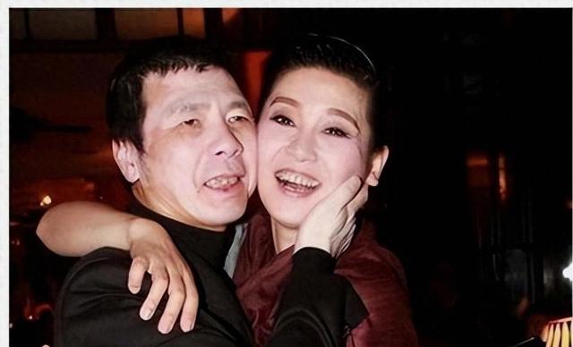 徐帆携女儿出席活动，想牵手三次却被拒绝，徐朵一脸冷漠不领情