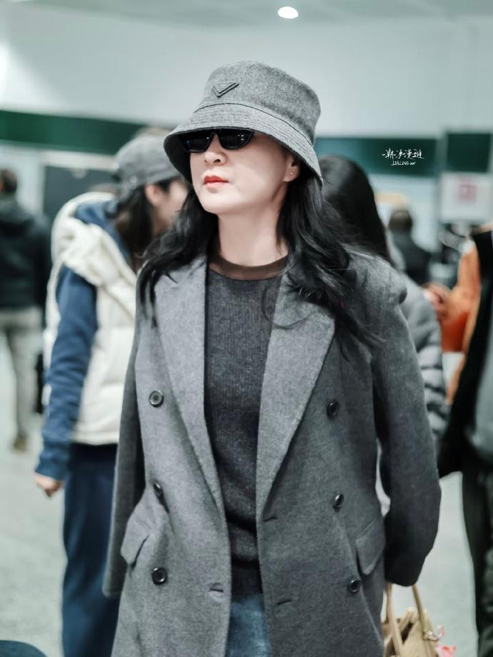 贾玲奔赴米兰时装周，利落又干练女王范儿十足，气场两米八