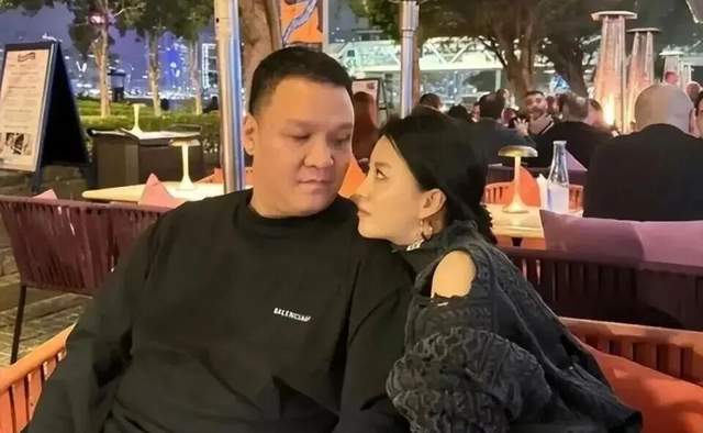 离婚4个月，前妻官宣小9岁鲜肉男友，他暴瘦68斤是反击，还是证明