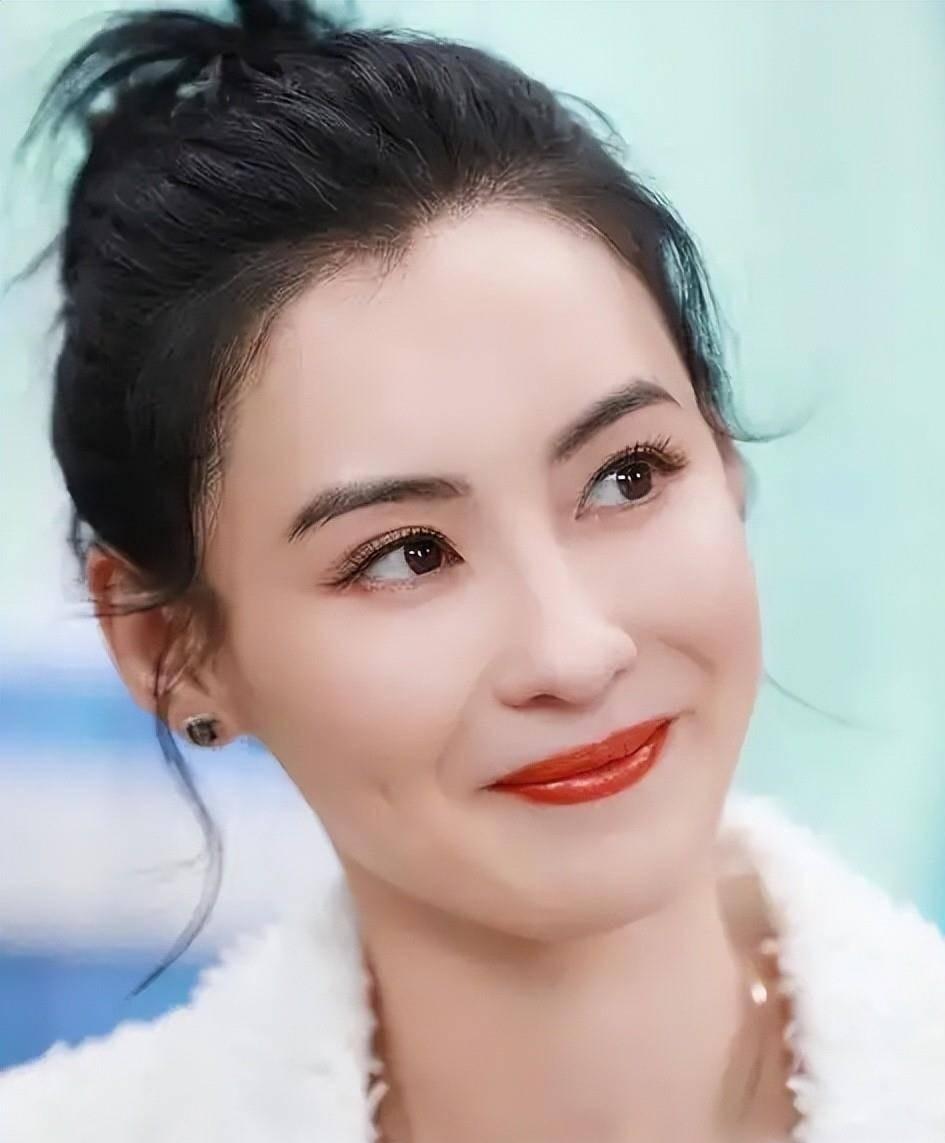 张柏芝携三子出行，谢振轩表情严肃，二儿子比哥哥还高，侧颜超帅