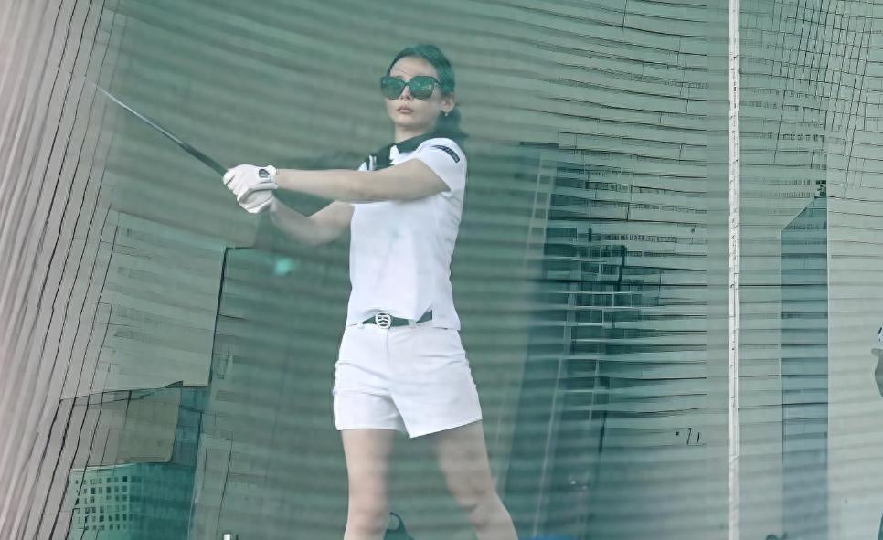 嫁父亲同学，继女比她大3岁，丈夫死后出国潇洒，她的人生太炸裂