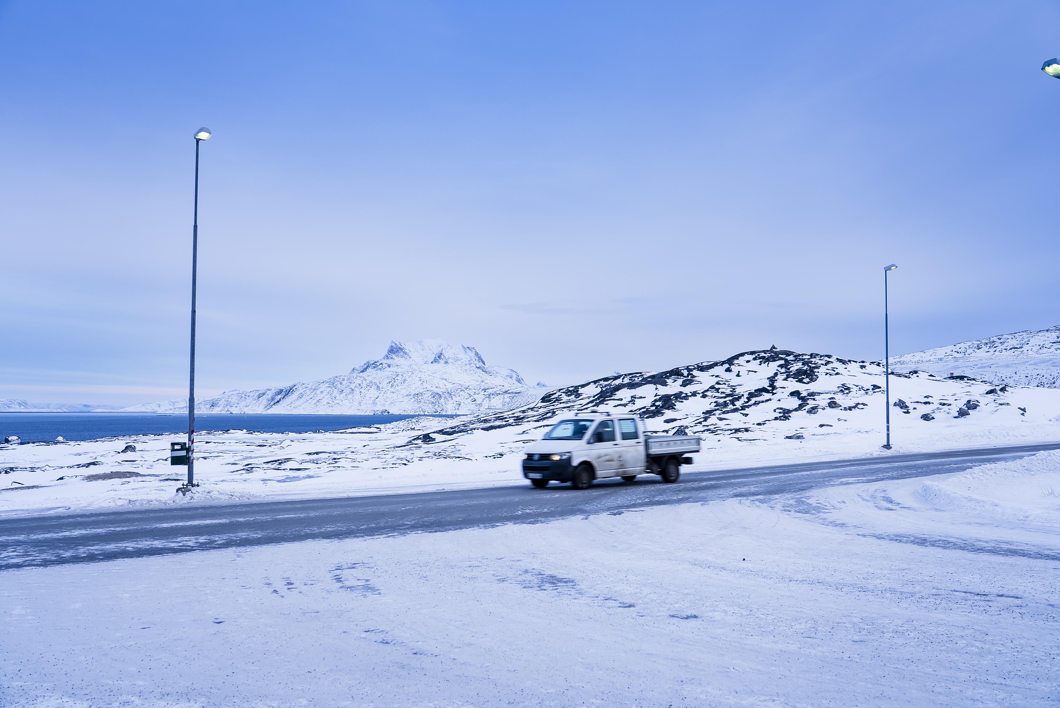 1月16日，一辆汽车行驶在丹麦自治领地格陵兰岛首府努克市郊。（新华社发）
