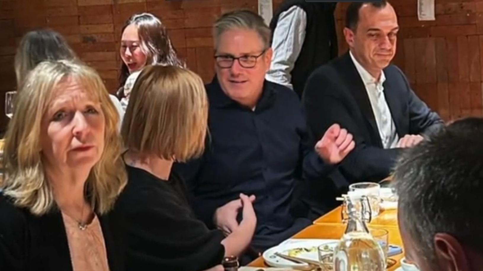 英首相刚下饭桌，中美在京吃晚宴