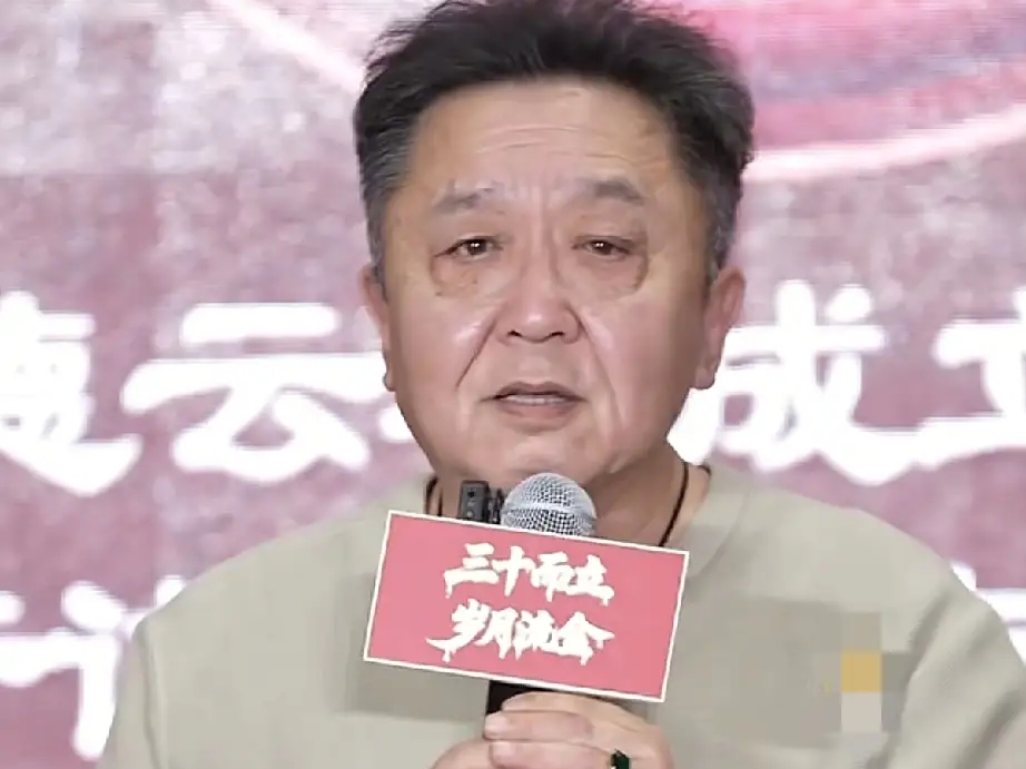 于谦真豪气，左手50万祖母绿右手几万的紫檀手串，竟然当众哭了！