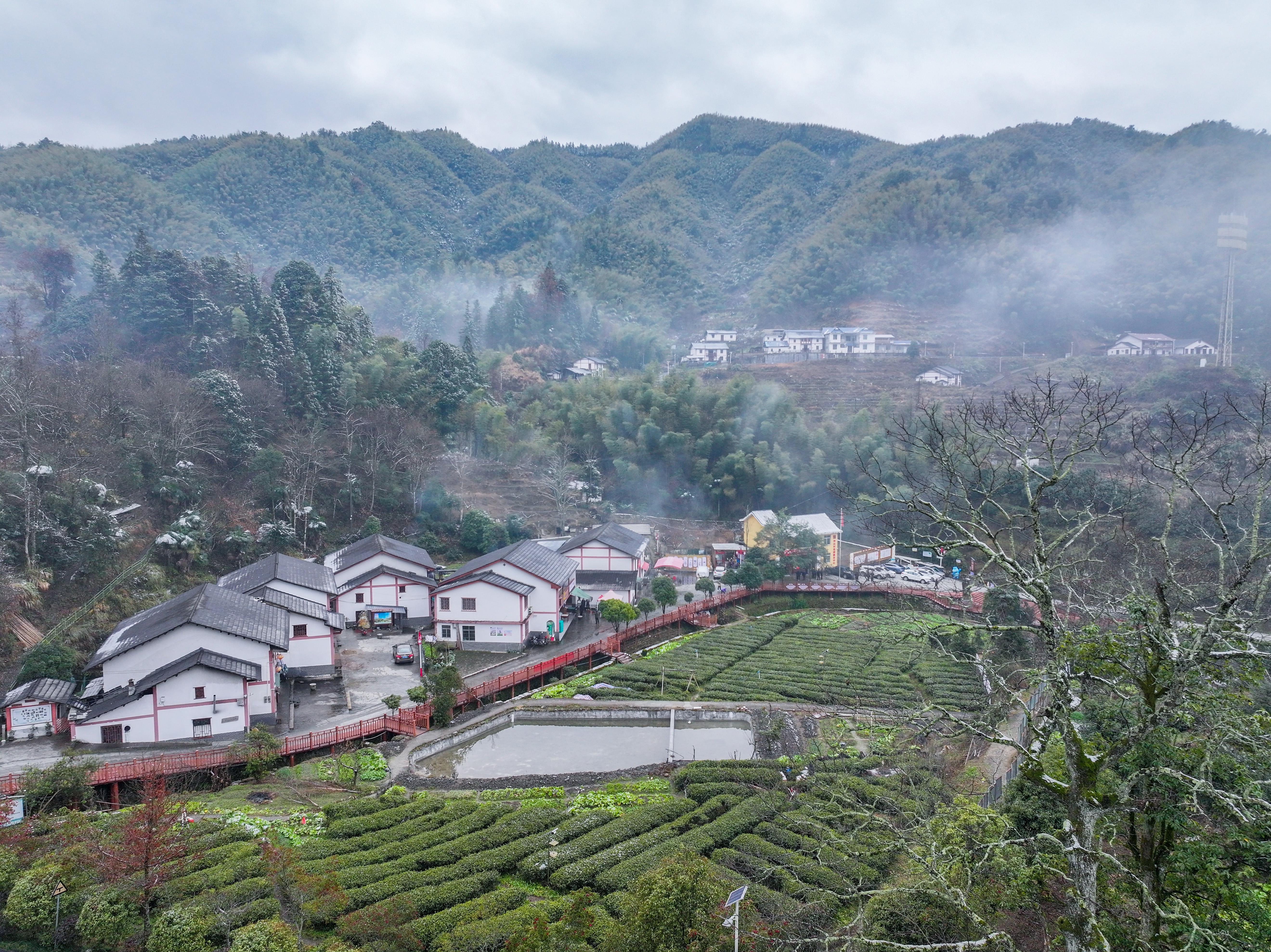 袅袅炊烟从一个个小院升腾，弥漫着家的味道。