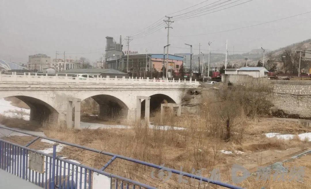 山西吕梁一小学教师与副校长、多名同事聚餐饮酒至深夜，回家途中桥边坠亡，后续来了