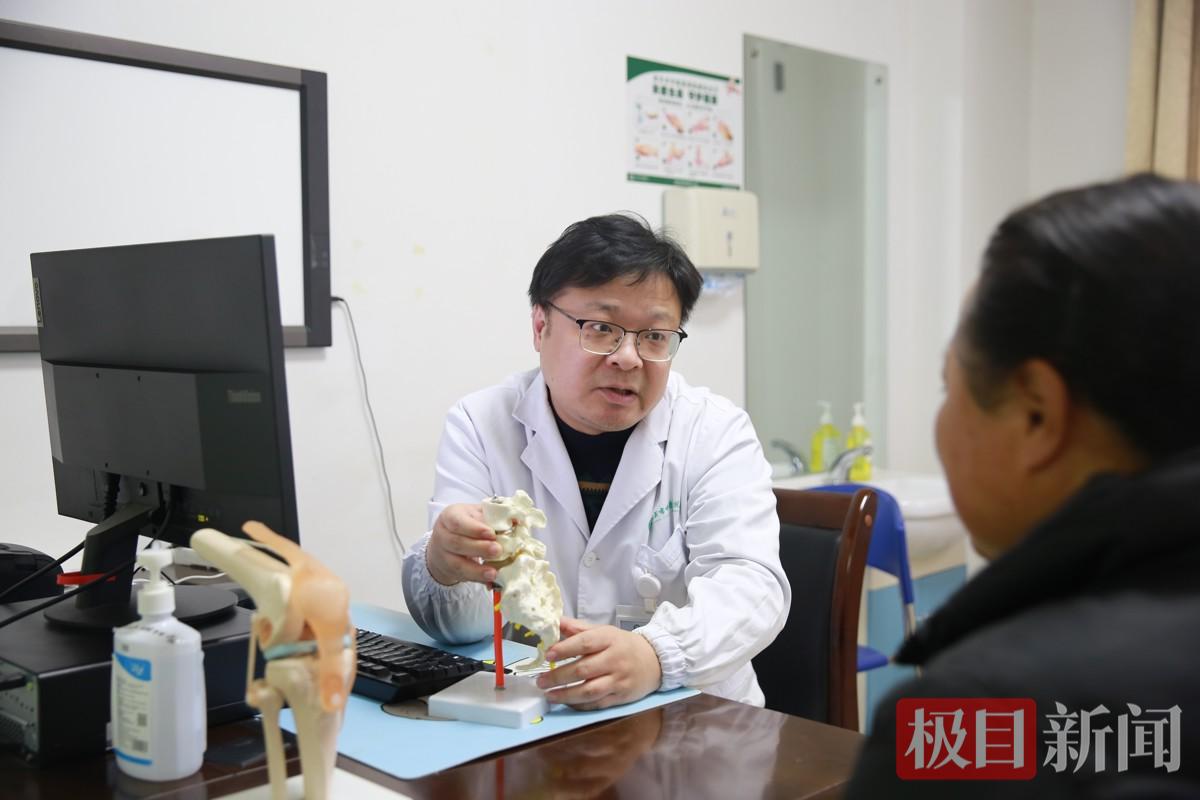 武汉市中医医院骨伤科副主任医师杨欢为患者看诊