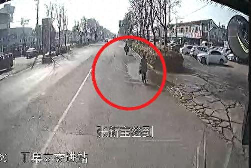 绿灯亮起后市民追赶公交，司机选择为奔跑的乘客“等一等”