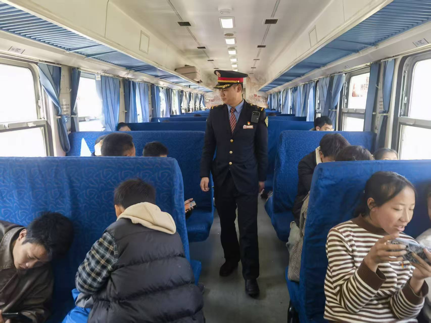 　　吉布日哈在5633次“慢火车”上。受访者供图