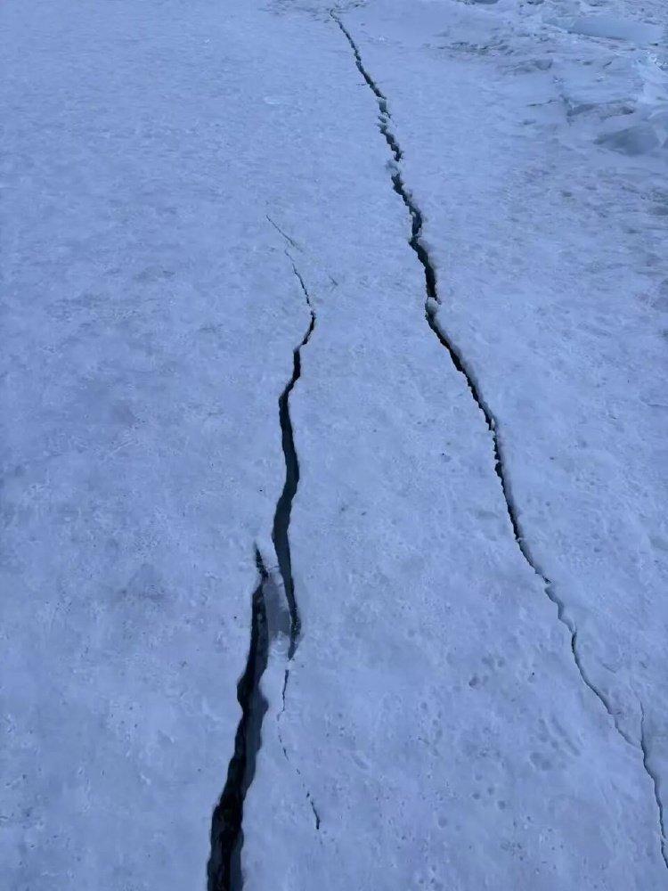 “北线”出现的冰面裂缝。图片来源/李莎