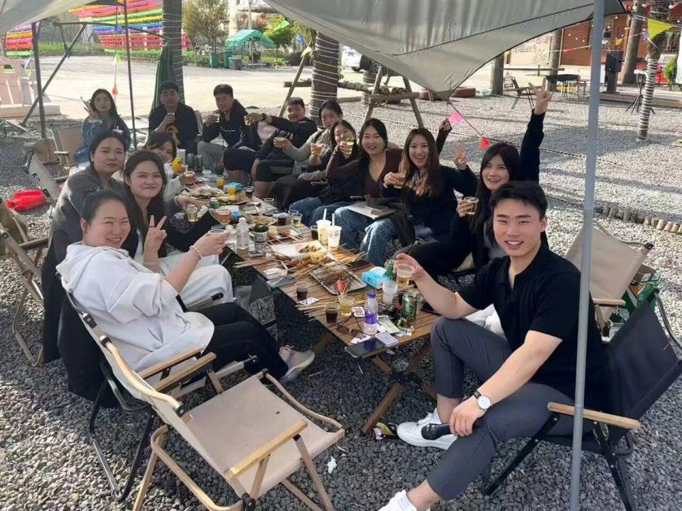 李佳乐和团队聚餐