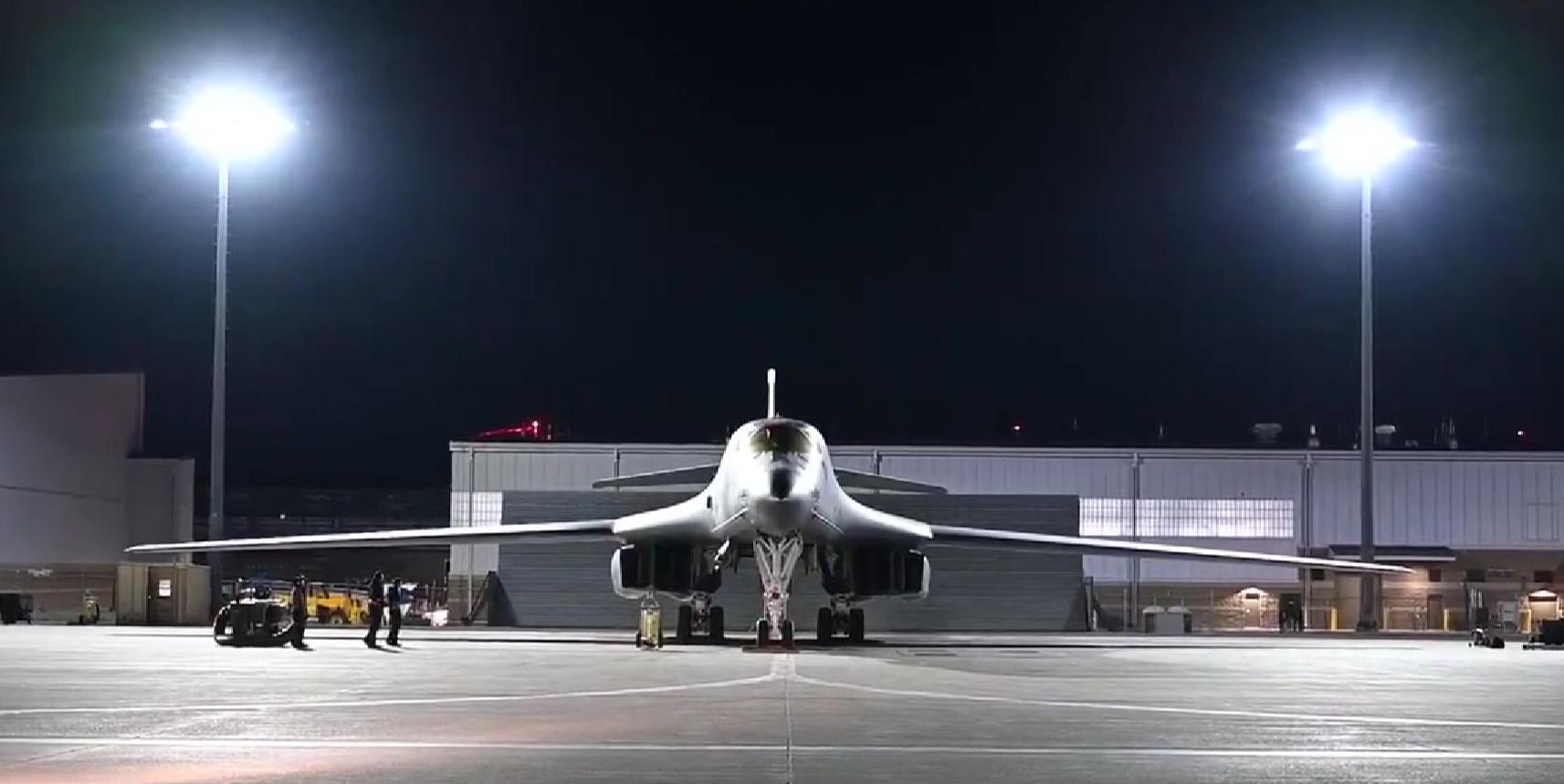 美军B-1B轰炸机突袭