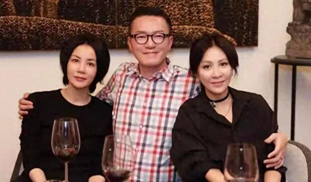 56岁王菲与刘嘉玲在豪宅聚会，素颜短发穿一身黑出镜，美得似少女