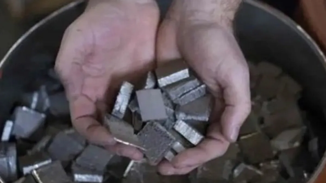 日本刚被中国断供稀土，转头砸钱帮印度挖矿