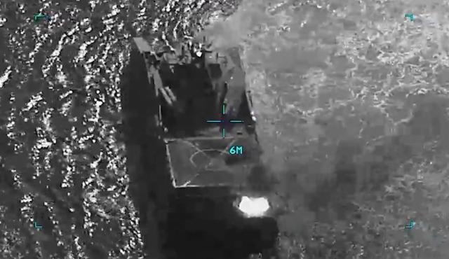 最后一刻还在还击！伊朗双体导弹舰遭袭，舰员火海中操作导弹搏命