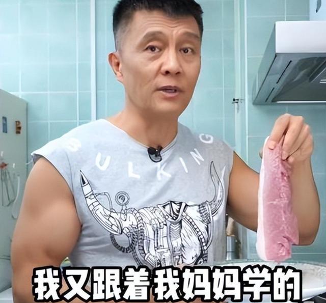 62岁老戏骨常戎下厨做饭！这辈子庆幸离开王菁华，娶小17岁张远