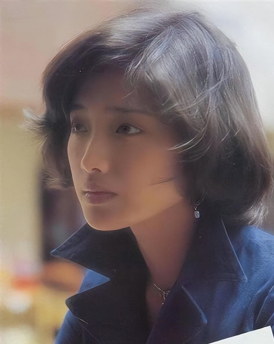 山口百惠自曝：8年赚4亿，21岁下嫁退隐后，连6万的包都不舍买