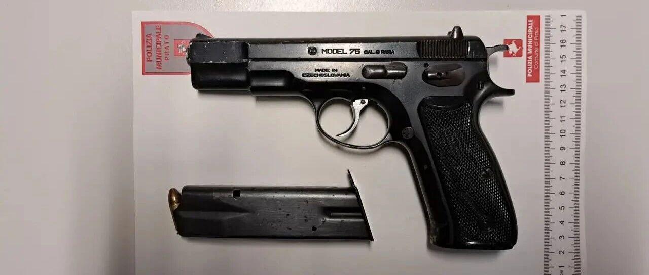 刚入境就落网！普拉托五名中国男子因携带武器和爆炸物被捕