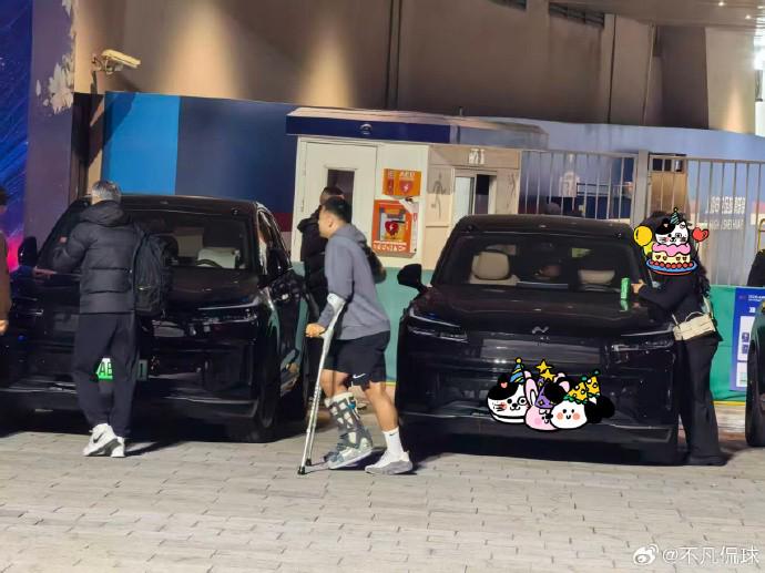 伤情暂不明朗，李可被盖伊误伤后已戴上保护脚踝的护具