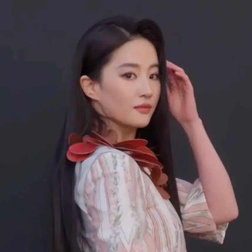 张凌赫滑跪认错！秦岚被对家精准打压！