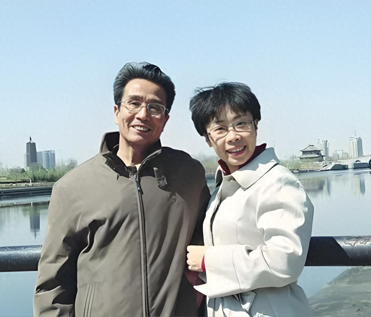 父亲离世1个月后，蒙曼发长文怀念：对爸爸有两大愧疚，泪流满面