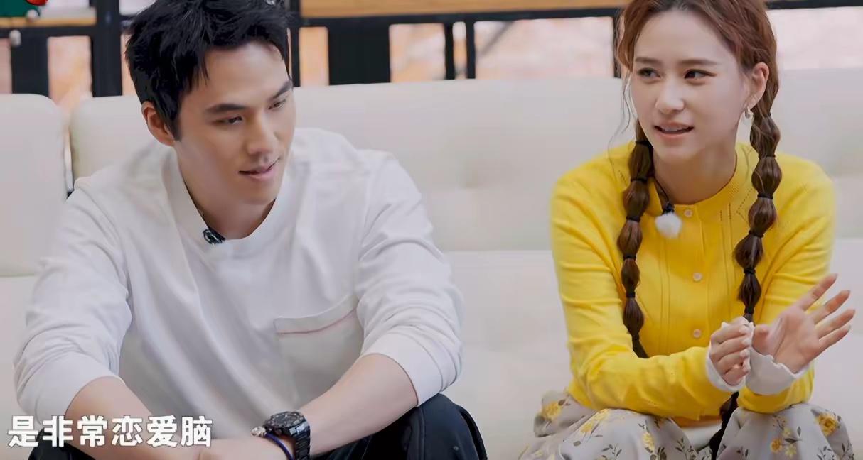 何超莲高调“示爱”，穿粉色小香风套裙很温柔，窦骁一身黑衣超酷