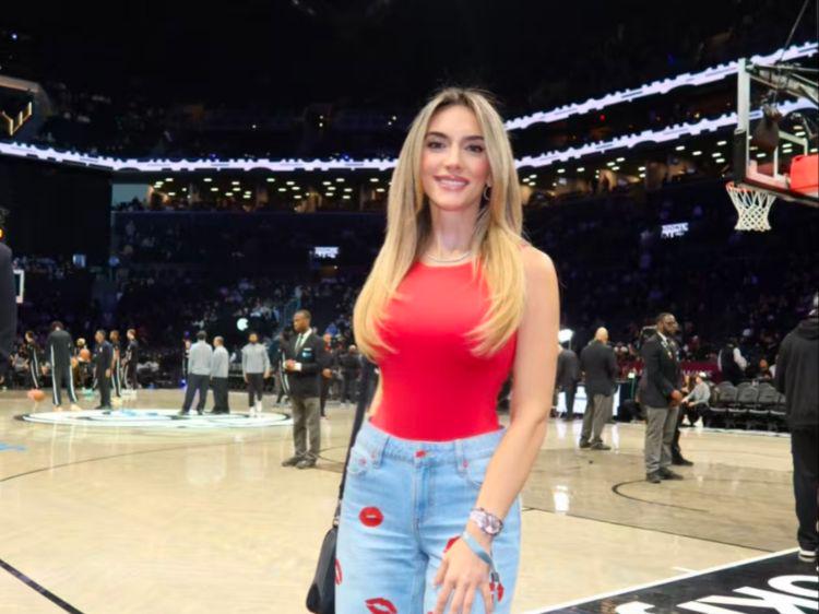 美女拳击记者现身篮网主场！一身休闲装超美 高颜值+大长腿