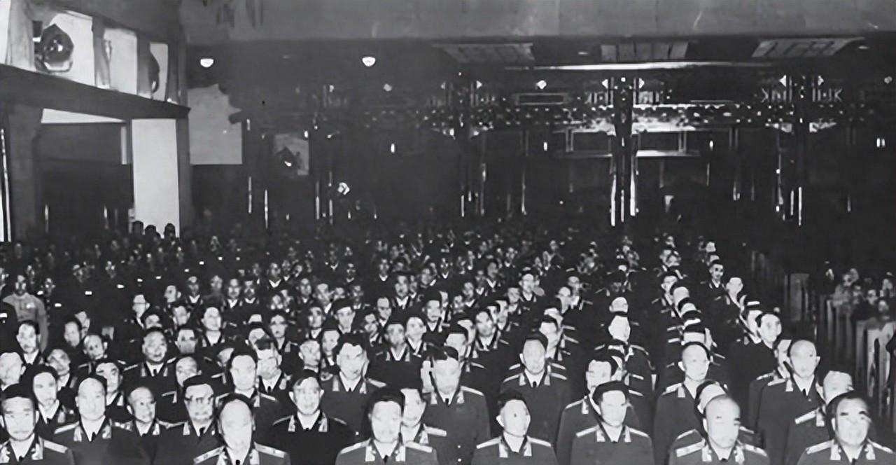 建国后独一例：55年授衔他被授大校，他手下的通讯员却是开国中将