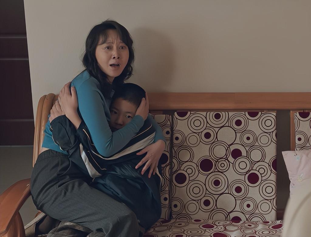 不会演穷人别乱演！看《隐身的名字》里闫妮，才知何为“真穷人”