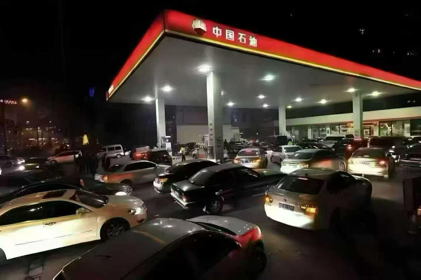 油价重回9元时代，比亚迪车主却笑了：DM车型怎么开怎么省！