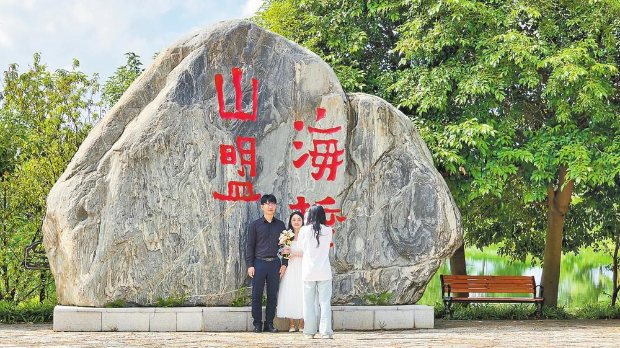  新人合影。石屏县融媒体中心供图