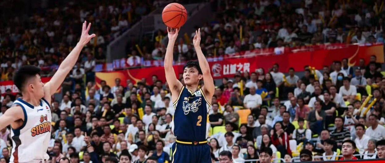 广东男篮最新动态！杜峰回怼记者发言引不满，胡明轩被批不配顶薪，徐杰状态回归