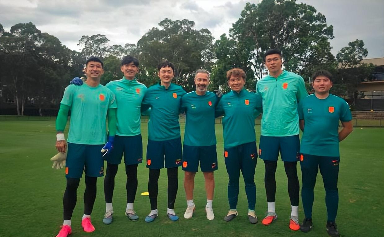 国足教练席上的御林军：国安教练3人组立功，完胜世界杯参赛队