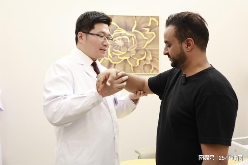 专家为外籍患者提供诊疗服务
